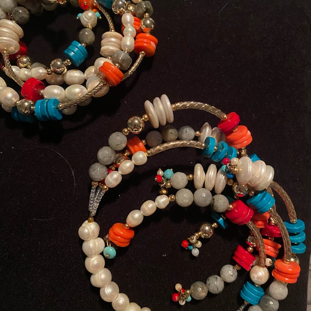 A treasure. Semi precious stones 2 pc ..wrist &collar. Gorgeous 🌴versatile,